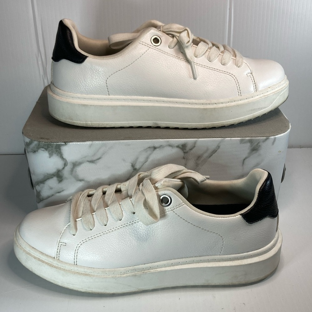 Size 9 Bearpaw white leather lace up tennis shoes. Box 1 black rear ankle cover